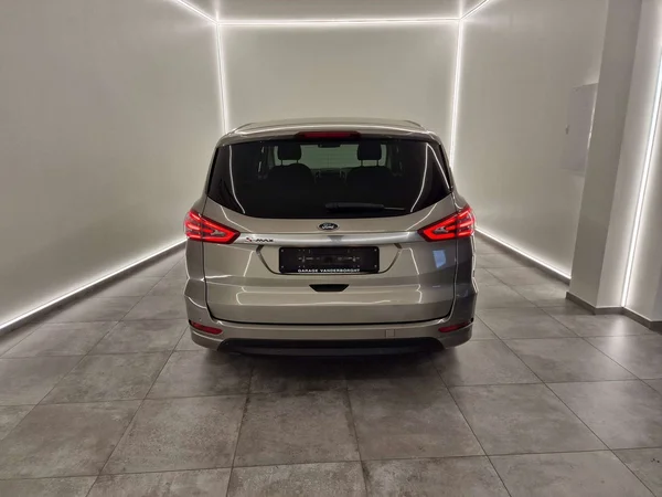 Ford S-Max (2017) — foto 10 van 16