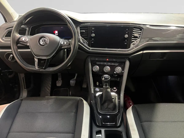 VOLKSWAGEN T-Roc (2018) — foto 2 van 24