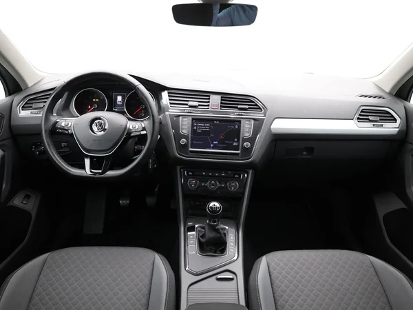 VOLKSWAGEN Tiguan (2017) — foto 9 van 23