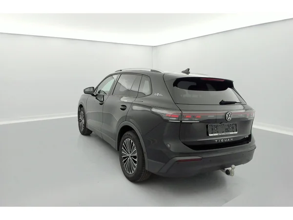VOLKSWAGEN Tiguan (2025) — foto 3 van 36