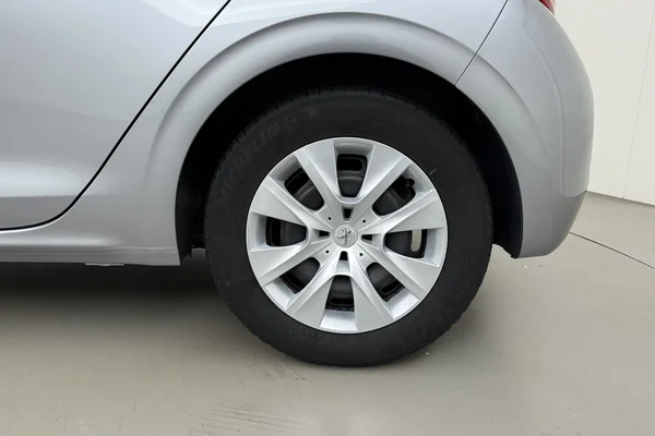 Peugeot 208 (2019) — foto 12 van 15