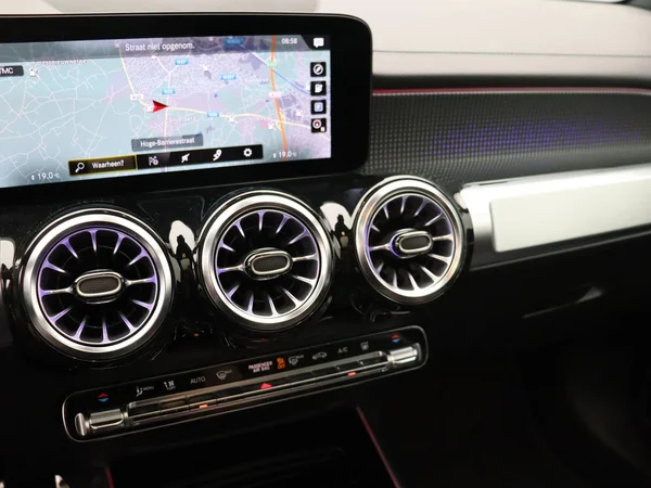 Mercedes-Benz EQB (2023) — foto 9 van 29