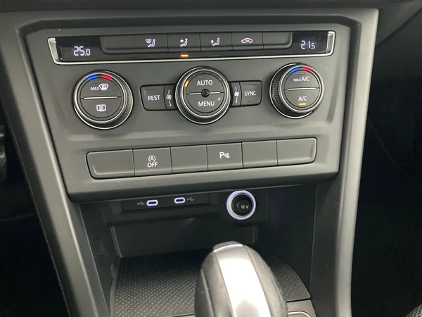VOLKSWAGEN Touran (2020) — foto 7 van 23
