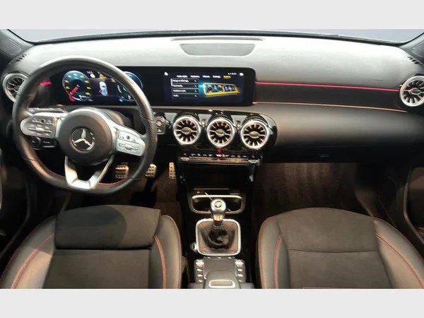 Mercedes-Benz A 180 (2022) — foto 2 van 26