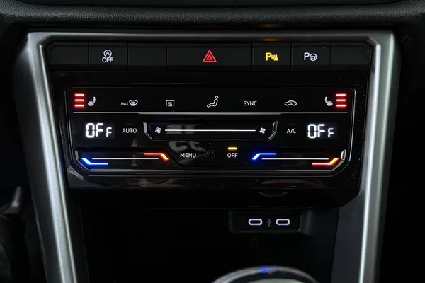 Volkswagen T-Roc (2022) — foto 8 van 18