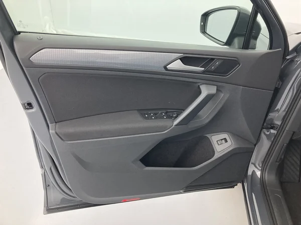 VOLKSWAGEN Tiguan (2022) — foto 14 van 36
