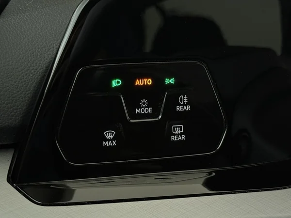 VOLKSWAGEN Golf (2024) — foto 19 van 28