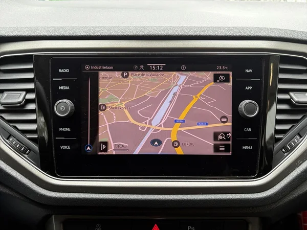 VOLKSWAGEN T-Roc (2021) — foto 13 van 24
