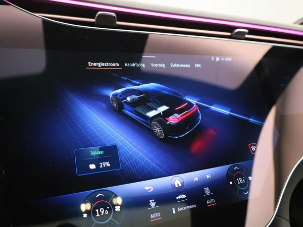 Mercedes-Benz EQE (2022) — foto 32 van 72