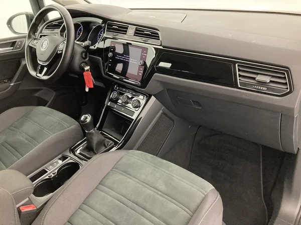 VOLKSWAGEN Touran (2019) — foto 8 van 36