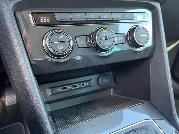 VOLKSWAGEN Tiguan (2019) — foto 9 van 22