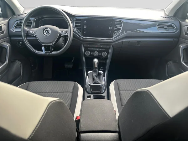 VOLKSWAGEN T-Roc (2021) — foto 2 van 24