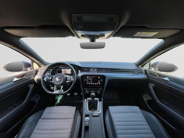 VOLKSWAGEN Passat (2018) — foto 16 van 22