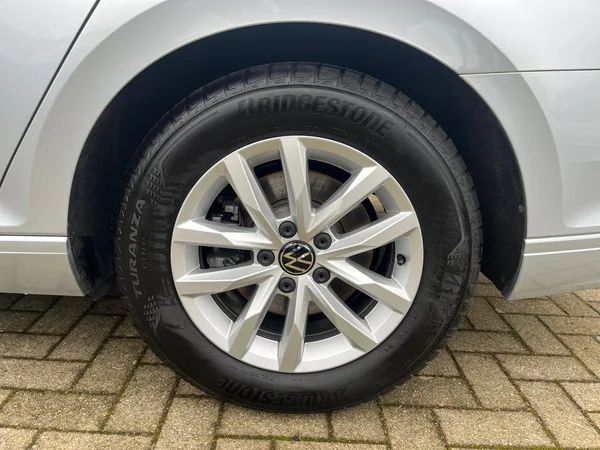 VOLKSWAGEN Passat SW (2023) — foto 16 van 24