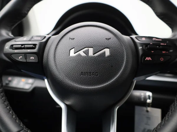 Kia Rio (2023) — foto 18 van 38