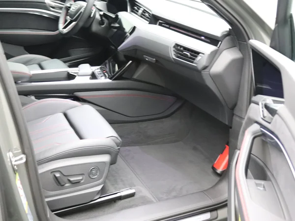 AUDI Q8 e-tron Sportback (2024) — foto 3 van 33