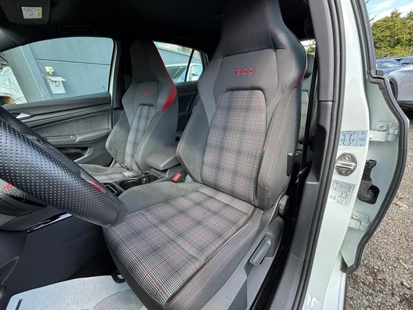 VOLKSWAGEN Golf VIII GTI (2024) — foto 9 van 24