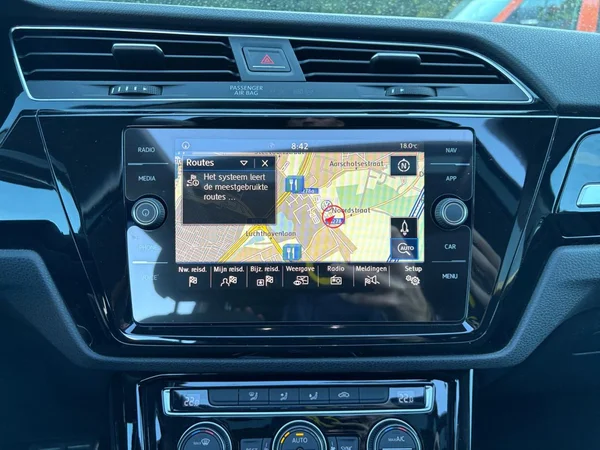 VOLKSWAGEN Touran (2018) — foto 5 van 24