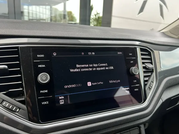 Volkswagen T-Roc (2019) — foto 9 van 24