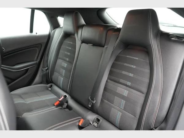 MERCEDES-BENZ CLA 180 (2019) — foto 11 van 22