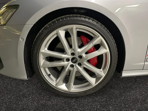AUDI A6 Avant PHEV (2024) — foto 11 van 15