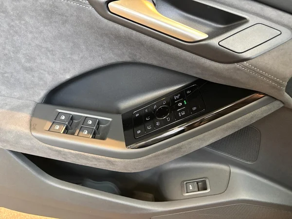 AUDI Q6 e-tron (2026) — foto 8 van 24