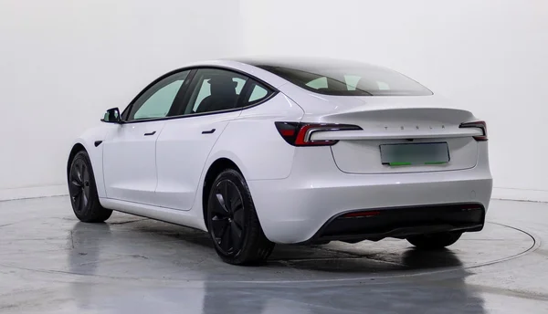 Tesla Model 3 (2024) — foto 23 van 47