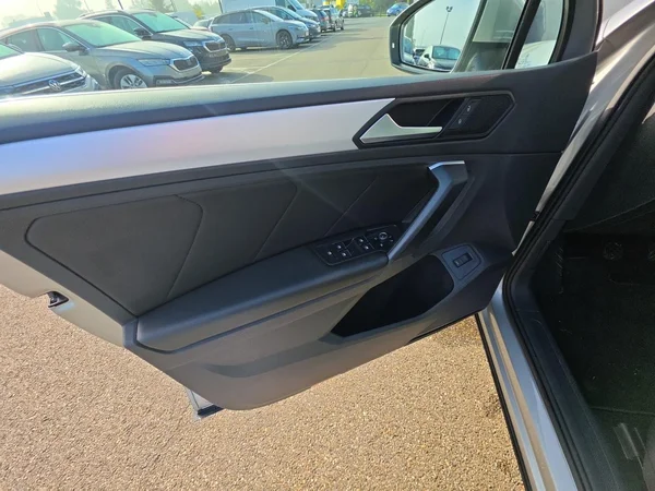 VOLKSWAGEN Tiguan (2019) — foto 7 van 24