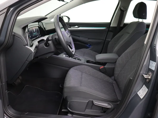 VOLKSWAGEN Golf (2024) — foto 2 van 24