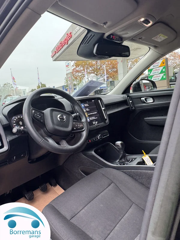 Volvo XC-40 (2022) — foto 18 van 40