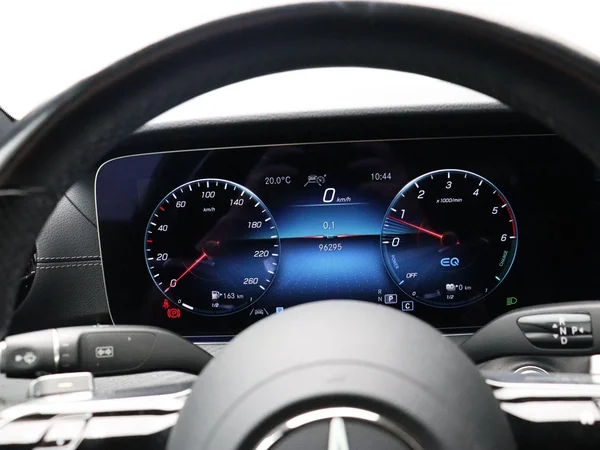 Mercedes-Benz E-Klasse (2022) — foto 9 van 33