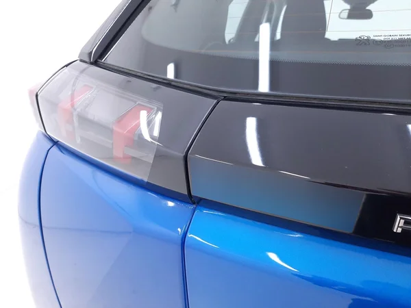 Peugeot E-2008 (2022) — foto 10 van 23