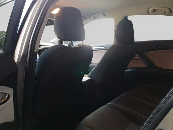 Toyota Avensis (2015) — foto 6 van 16