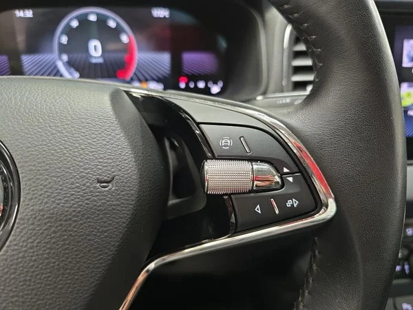 SKODA Karoq (2023) — foto 9 van 31