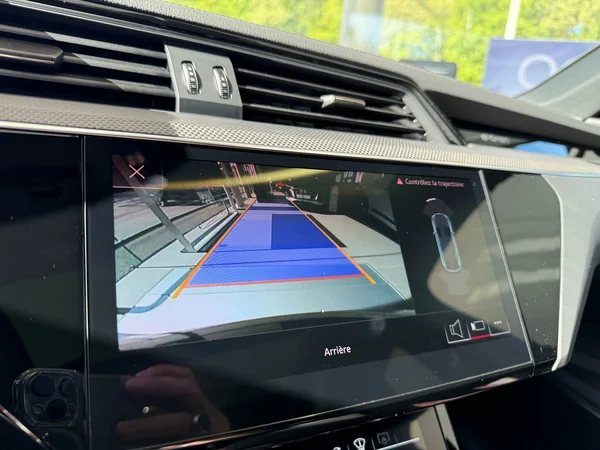 AUDI Q8 Sportback e-tron (2025) — foto 12 van 12