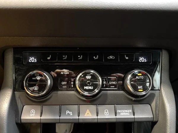 SKODA Karoq (2021) — foto 21 van 33