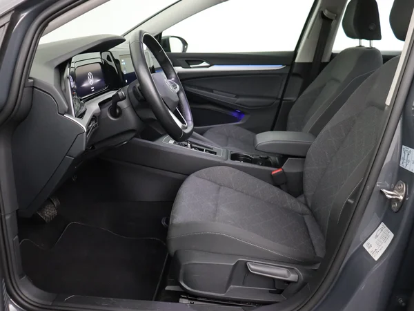 VOLKSWAGEN Golf (2024) — foto 2 van 28