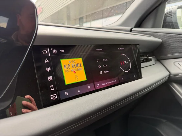 AUDI Q6 e-tron (2025) — foto 6 van 15