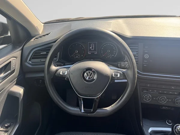 VOLKSWAGEN T-Roc (2019) — foto 13 van 18