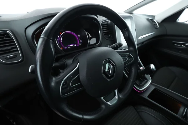Renault Scenic (2017) — foto 2 van 16