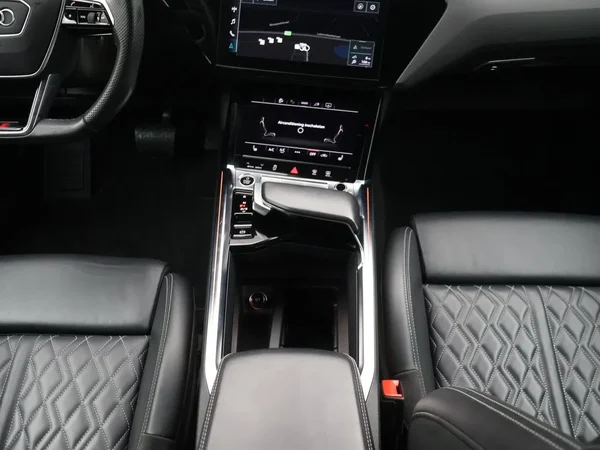 Audi e-tron (2021) — foto 8 van 29