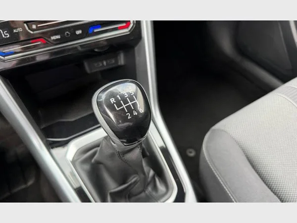 Volkswagen T-Roc (2022) — foto 17 van 27