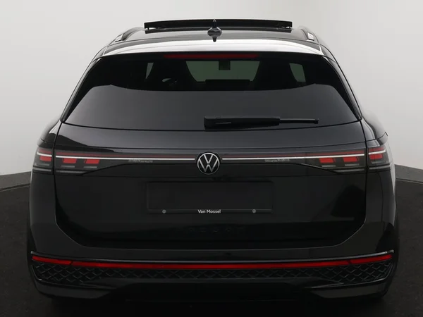 VOLKSWAGEN Passat SW (2024) — foto 26 van 31