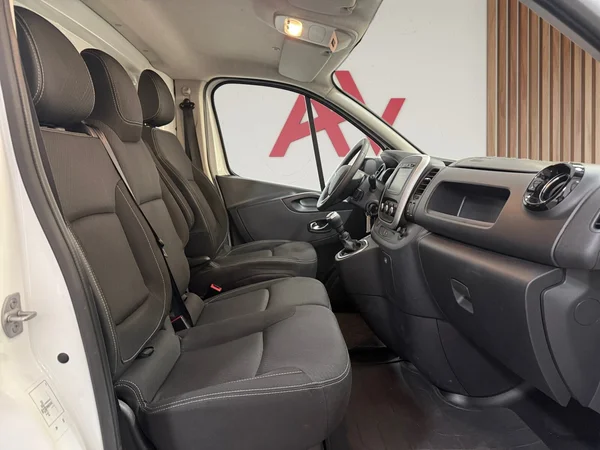 Renault Trafic (2021) — foto 17 van 25