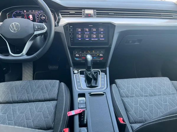 VOLKSWAGEN Passat Variant (2024) — foto 3 van 24