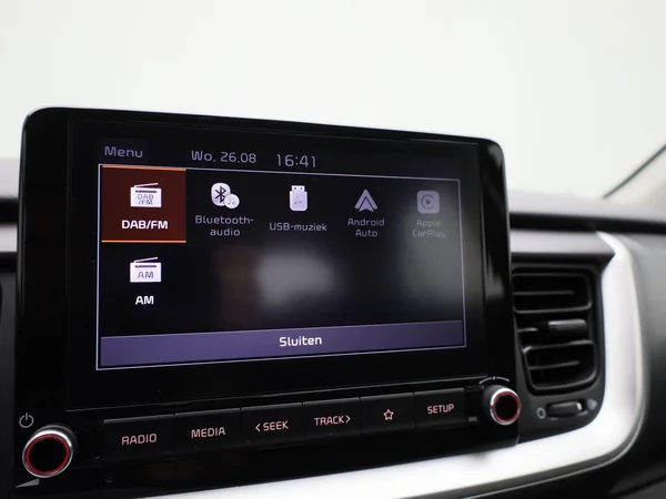 Kia Stonic (2023) — foto 8 van 38