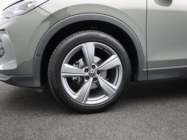 VOLKSWAGEN Tiguan (2024) — foto 13 van 20