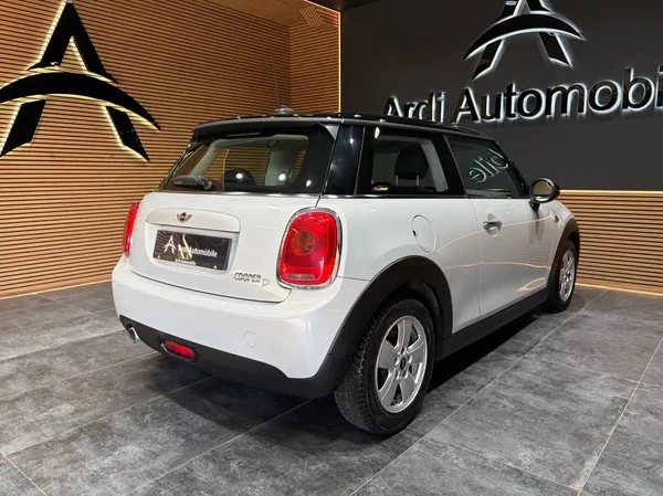Mini Cooper (2014) — foto 14 van 19