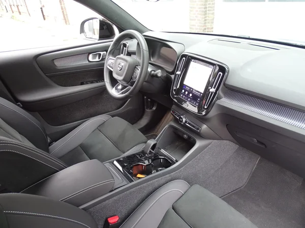 Volvo XC40 (2023) — foto 6 van 28
