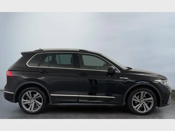 VOLKSWAGEN Tiguan (2023) — foto 9 van 15